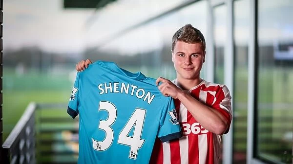 Ollie Shenton signs his professional contract