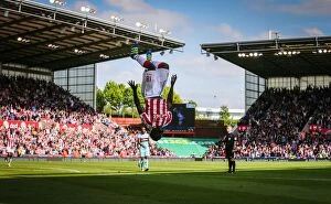 Images Dated 15th May 2016: Battle at the Bet365: Stoke City vs. West Ham United - May 15, 2016