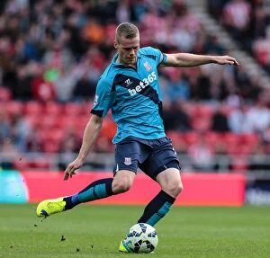 Ryan Shawcross Collection: Clash of the Championship Contenders: Sunderland vs Stoke City (October 4, 2014)