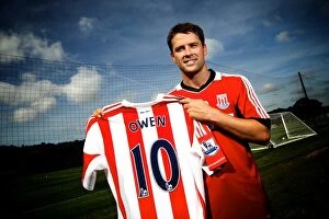 Michael Owen Collection: Michael Owen Joins Stoke City: Welcome to the Potters