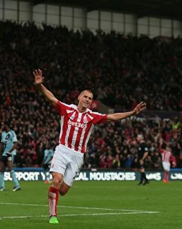 Steve Sidwell Collection: Stoke City vs. West Ham United: Clash at the Bet365 Stadium - November 1, 2014